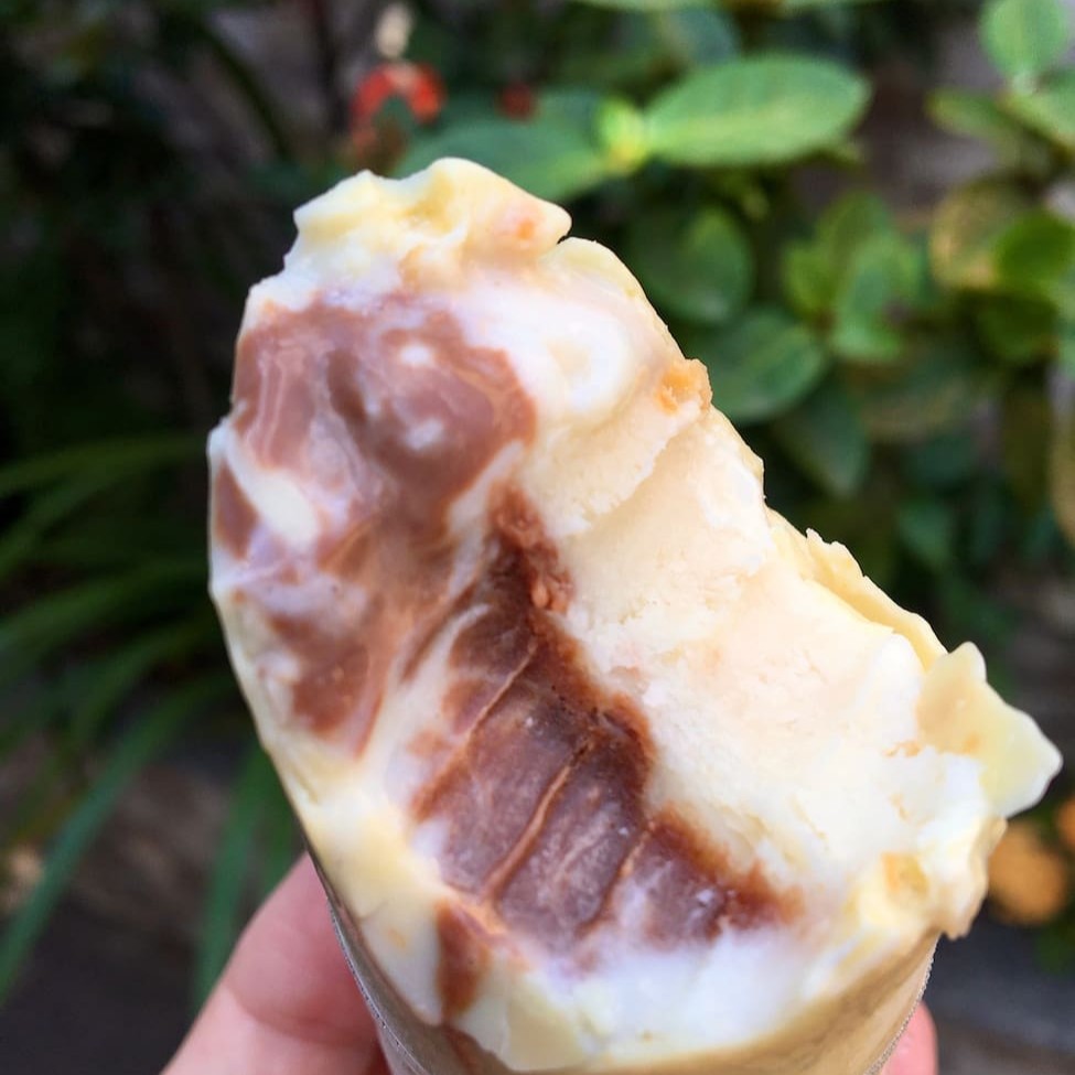 O perfeito! Poderia ser chamado… Base cremosa de baunilha e recheio de brigadeiro gourmet! Para completar essa perfeição ele é envolvido em uma casquinha crocante de chocolate branco nobre com amendoim. Vc vai apaixonar!