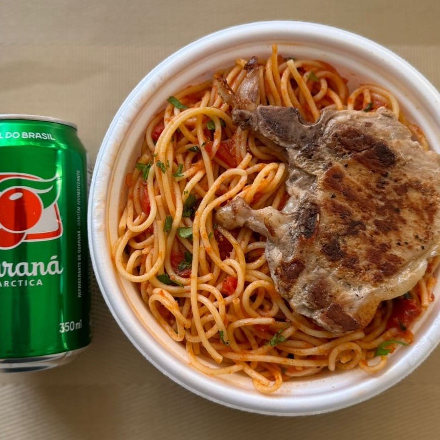 Marmita com deliciosa bisteca suína grelhada acompanhada de macarrão espaguete ao molho de tomates. Acompanha refrigerante lata Guaraná Antárctica lata 350ml bem gelada. Marmita indicada para 01 pessoa.