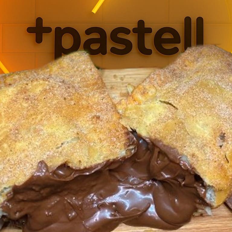 Delicie-se com o Pastel Doce de Chocolate! Com uma massa de pastel sequinha e crocante de aproximadamente 15cm, este prato é recheado generosamente com chocolate forneável irresistível. Experimente essa combinação perfeita de sabores e texturas e deixe-se levar pelo prazer do chocolate.