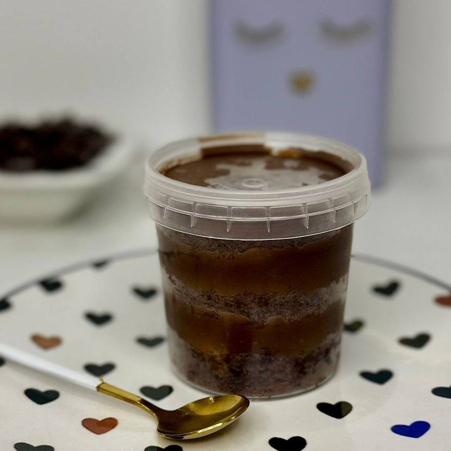 Bolo de pote com massa fofinha de chocolate e recheio cremoso de chocolate. Uma sobremesa irresistível, perfeita para os chocólatras de plantão!