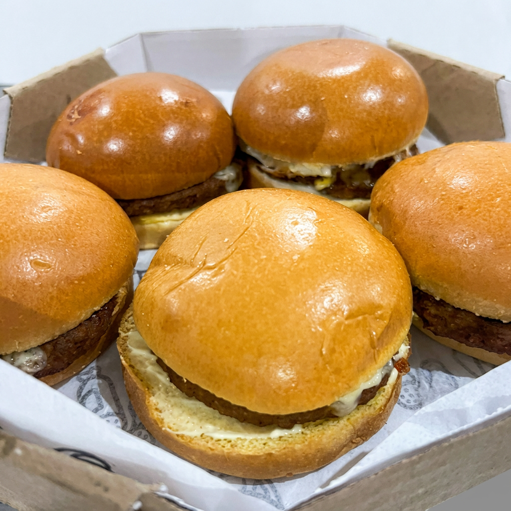Aperfeiçoe a sua refeição com o nosso 'Mega 5 - Combo de Lanches' que traz consigo a grandiosidade de 5 suculentos hambúrgueres. Cada um é cuidadosamente montado com um pão de brioche fresco e leve, harmonizado com uma generosa porção de maionese e um molho especial secreto. Acrescentamos uma fatia de queijo saboroso que derrete perfeitamente, cobrindo uma carne de 56 gramas de pura suculência e sabor. Este é o nosso '5 X Buguers', uma verdadeira festa de sabores que promete satisfazer o seu paladar.