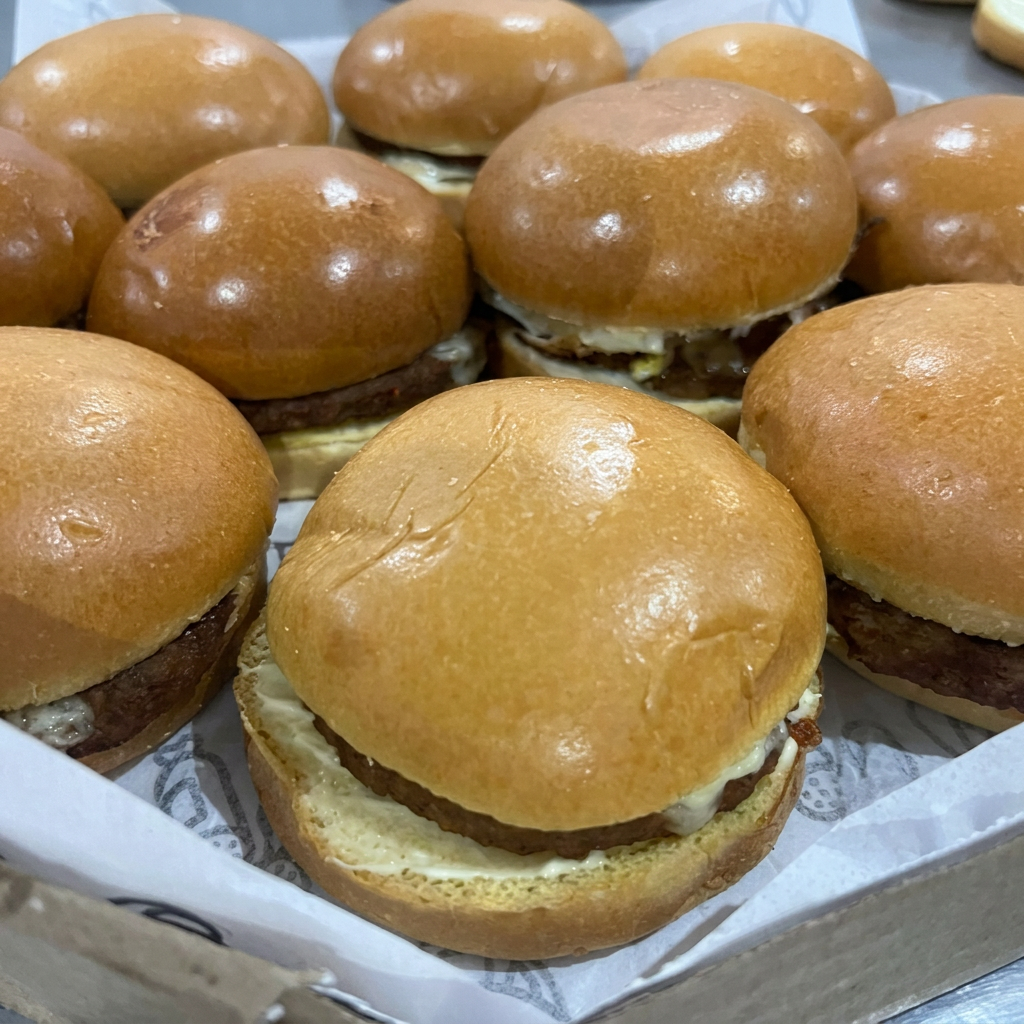 Delicie-se com nossos '10 Lanches X Burgues'. Esses prazeres gastronômicos são compostos por pães de brioche macios e deliciosos, harmonizados com uma suculenta carne de 56 gramas. Para acentuar ainda mais o sabor, incluímos em cada um deles uma generosa camada de maionese e nosso molho especial. Para finalizar, uma fatia de queijo derretido, dando um toque final de indulgência. Todos reunidos em uma oferta imperdível! Uma experiência saborosa e inesquecível da nossa categoria 'Super 10. Combos de Lanches (1)'.