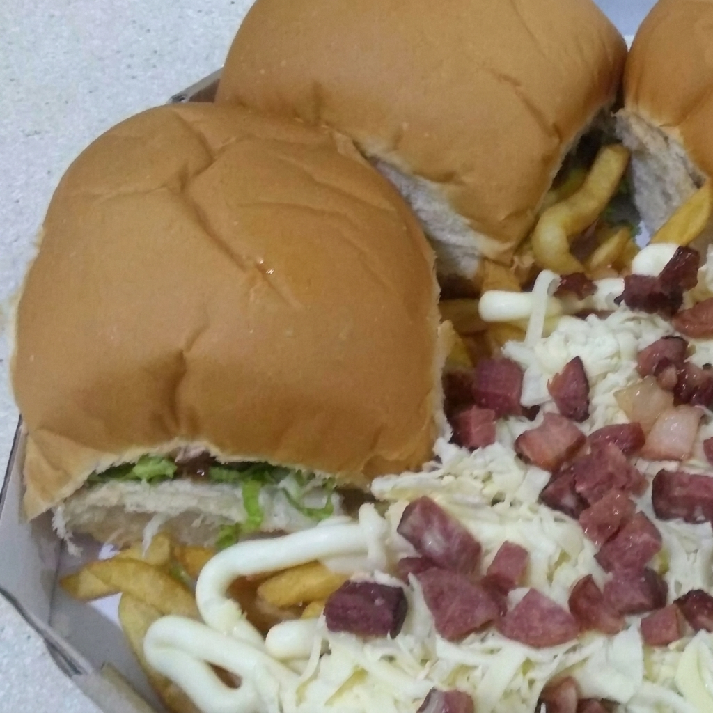 X-salada batata completa com cheddar, Catupiry, bacon e mussarela