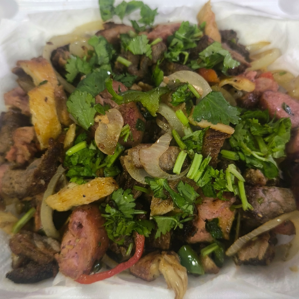 Marmitex Grande,aproximadamente 1.100 kilo,com arroz,feijão(file de frango,pernil,linguiça e carne,tudo cortadinha com pimentão e cebola)acompanhados de purê de batata ou Batata frita
