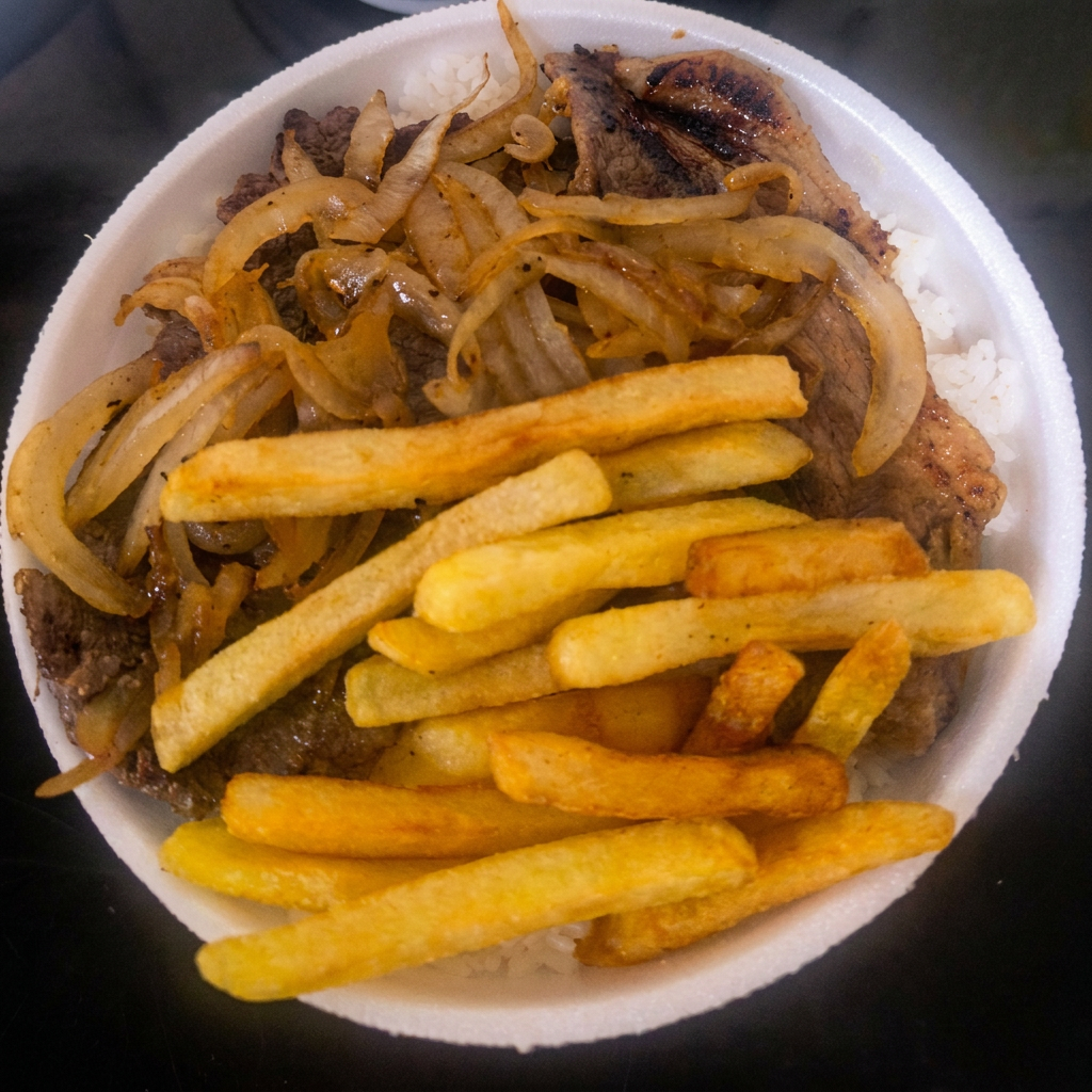 Marmita Grande,aproximadamente 900 gramas,acompanhada de Arroz branco,Feijão,Macarrão, bife ,batatas fritas ou pure de batata,(Não acompanha salada,é a parte).