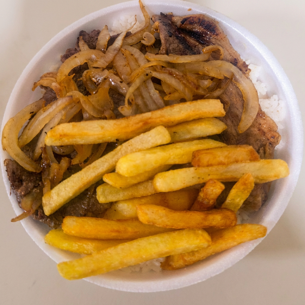 Marmita Media,aproximadamente 700 gramas,acompanhada de Arroz branco,Feijão,macarrão, bife,batatas fritas ou purê de batata,(Não acompanha salada,é a parte).