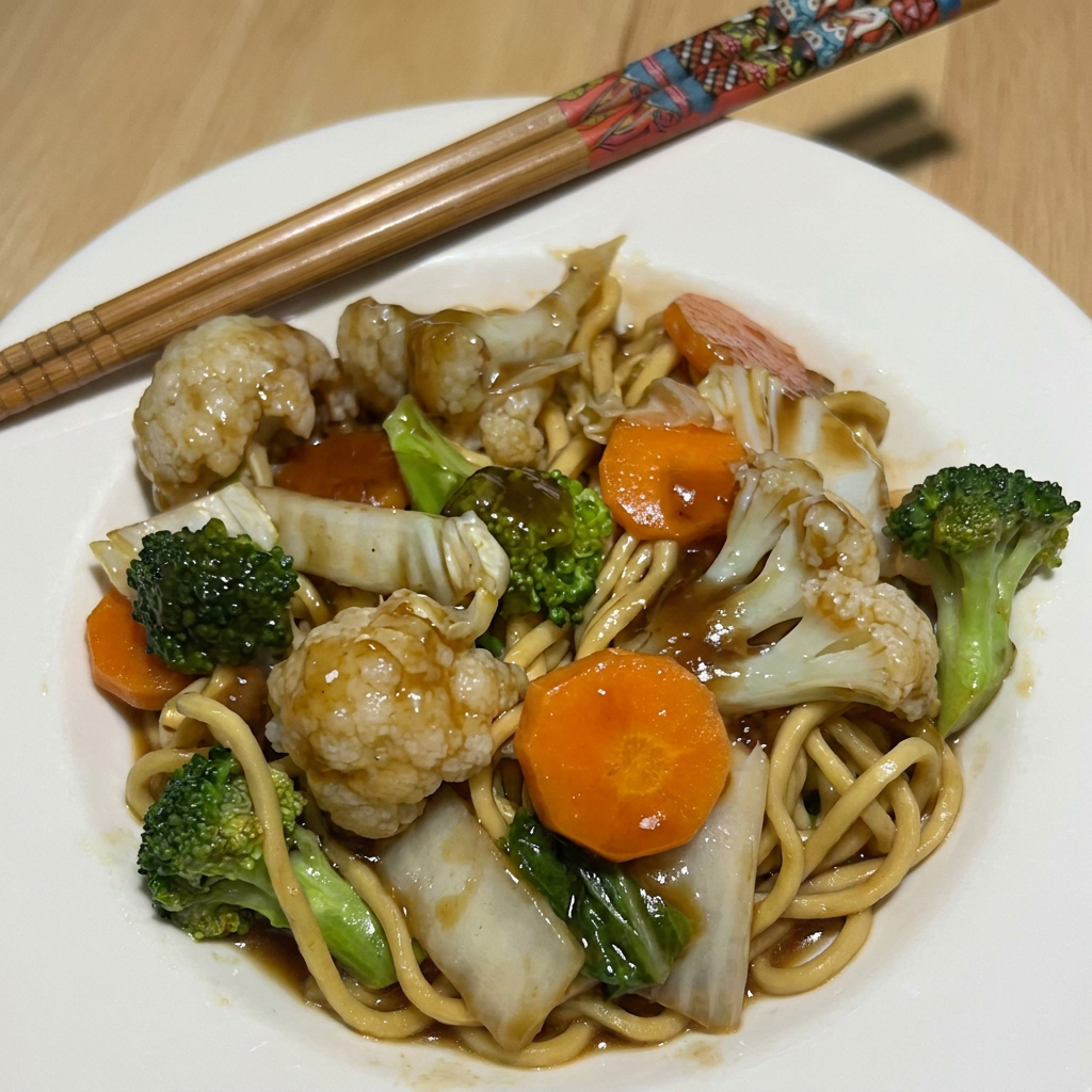 Macarrão de yakissoba Kirin, brócolis, couve flor, cenoura, acelga com nosso exclusivo molho de yakissoba Alilui. Contém Óleo de gergelim torrado.