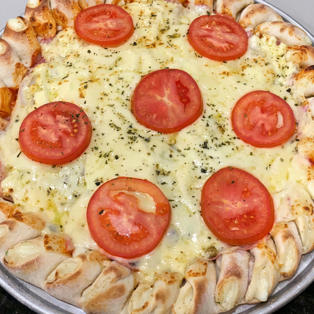 Deliciosa pizza brotinho (4 pedaços) com opção única de sabor à sua escolha + borda recheada grátis de requeijão cremoso ou cheddar.