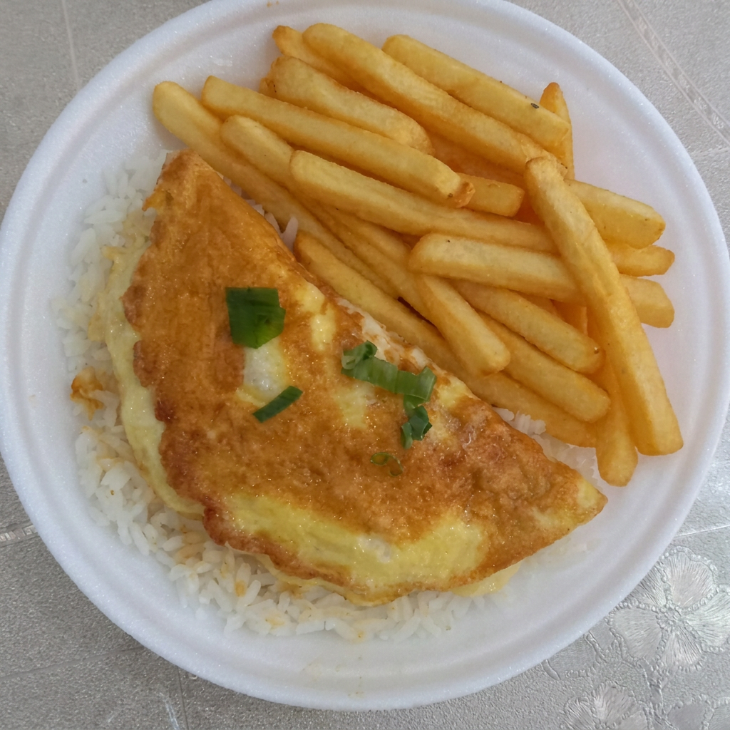 Marmitex M de Omelete de Queijo Mussarela, acompanhada Batata Frita, Arroz Branco, Feijão!! Já peça e saboreie nossos Omelete!
