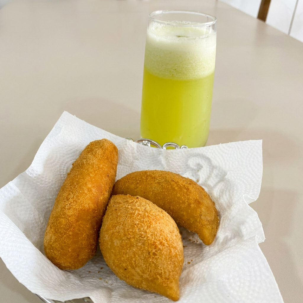 3 Salgados Variados + 1 Suco Natural de Abacaxi (500ml)