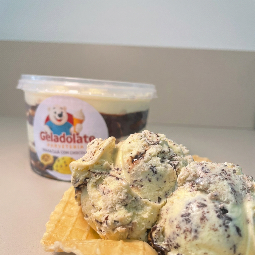Delicia cremosa a base de maracujá adiconado de trufa de chocolate meio amargo. Delicioso e cremoso.