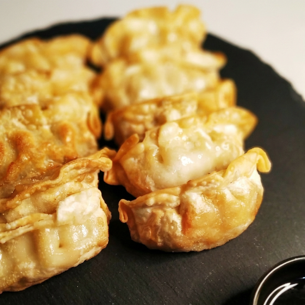 Guioza frito de carne suína.