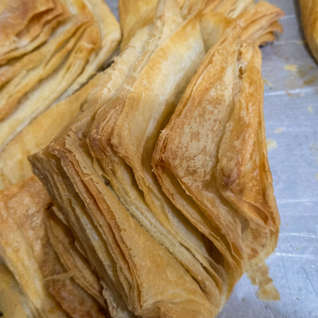 Crocância irresistível e recheio dos sonhos! Cada pastel é uma explosão de sabor que faz a felicidade brilhar. Quem está pronto para essa delícia? #Saborinigualável