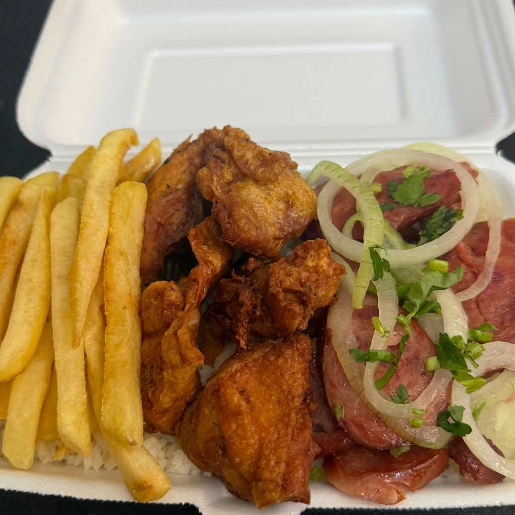 Arroz, feijão, Frango a Passarinho, Linguiça e Batata frita