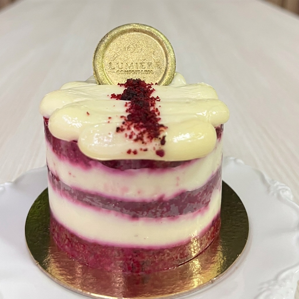 Massa tradicional de Red Velvet com recheio de cheesecake (creme feito a base de cream cheese).