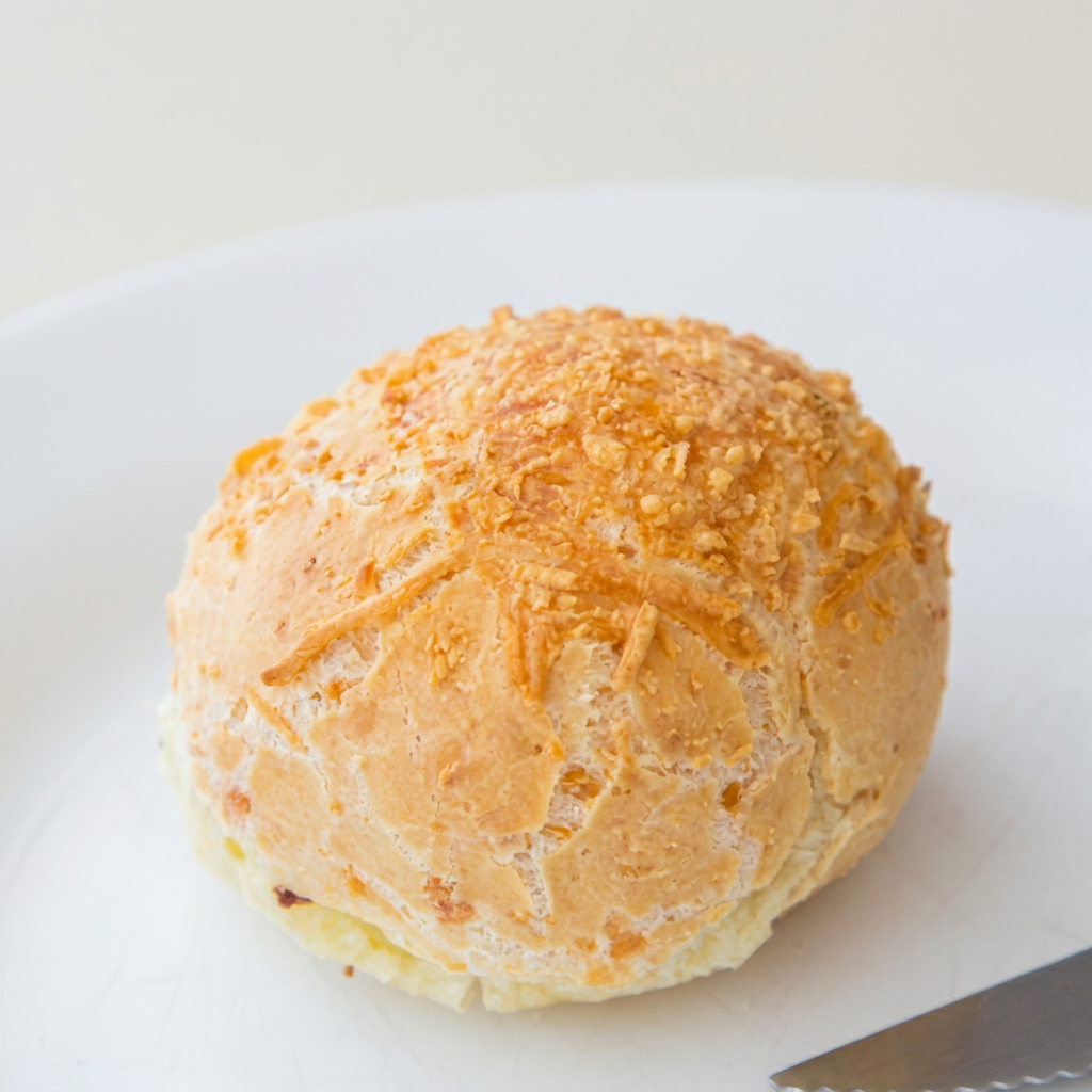 Feito com polvilho e queijo de qualidade, entrega sabor marcante e textura leve que derrete a cada mordida.