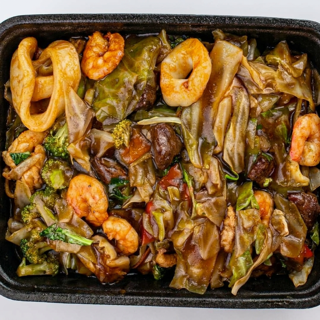 Macarrão, Carne Bovina,Lula,Camarão, Frango, Legumes e Molho.