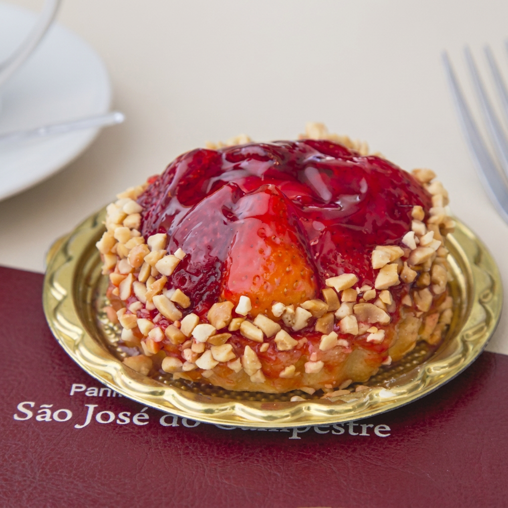 Delicada tortinha com massa macia e crocante, recheio cremoso e cobertura de morangos frescos e suculentos.