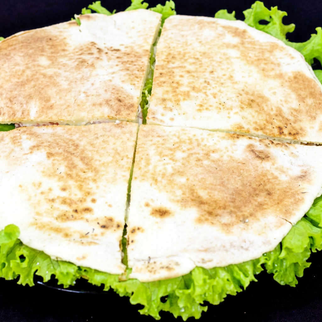 Filé de frango, queijo, alface, tomate e maionese