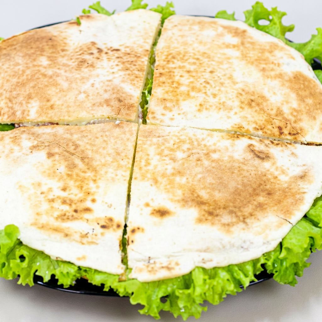 Filé mignon, queijo, alface, maionese e cebola