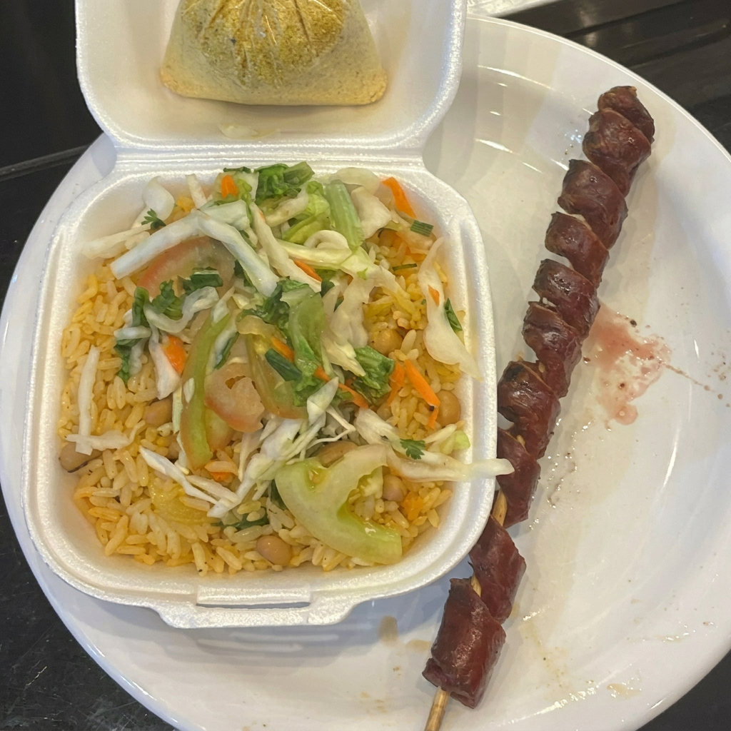 Espeto completo de calabresa mista, servido com baião, salada e farofa, para um sabor marcante.