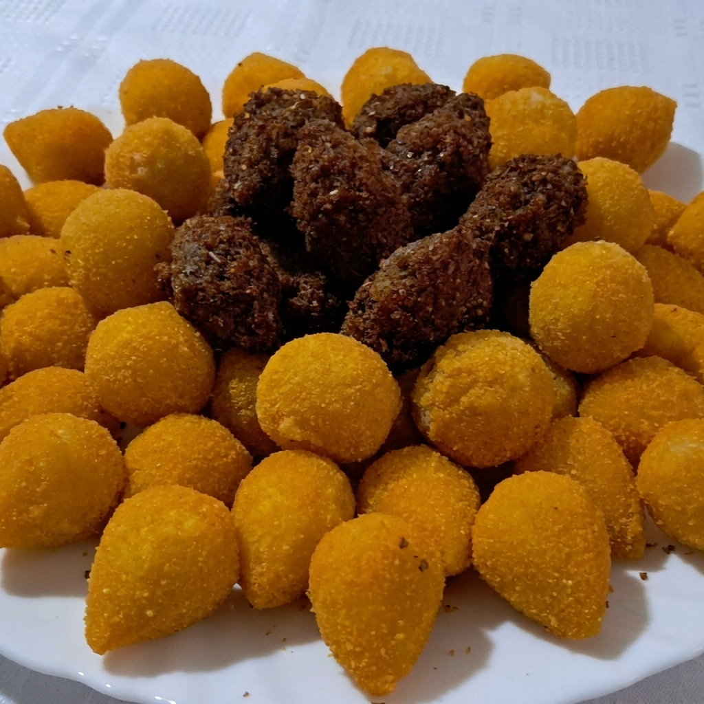 100 unidades de mini salgados. Perfeito para festa e reunião.