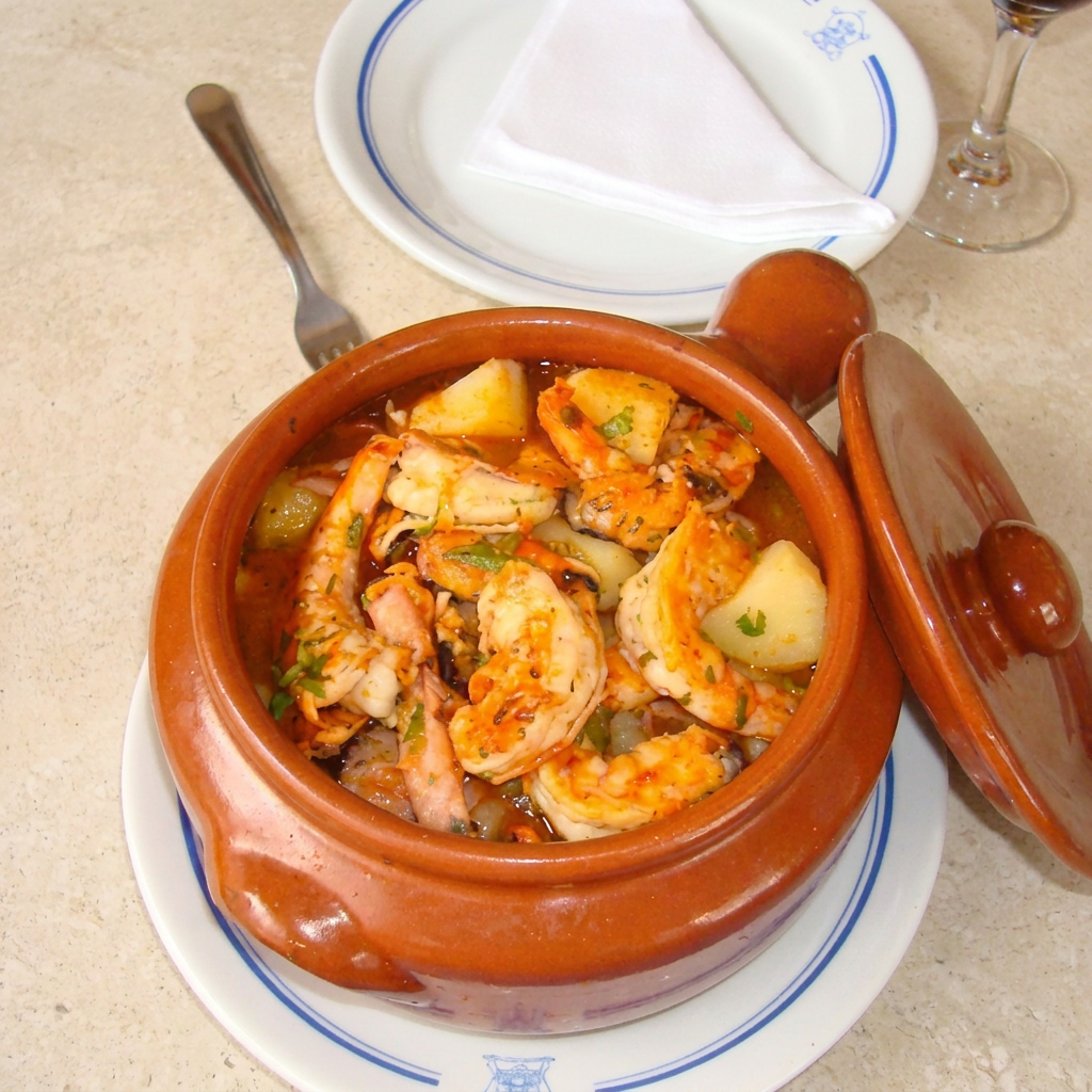 Premiada paella especialmente elaborada com arroz de primeira, recheada de frutos do mar. Camarões escolhidos e cuidadosamente fritos, lula, marisco limpo, marisco na casca, vôngoles, camarão sete barbas, pedaços de peixe nobre, azeitona pretas e pimentão vermelho, devidamente regada de puro azeite extra virgem. Serve muito bem 4 pessoas.