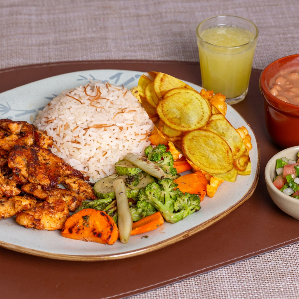 - Arroz árabe (arroz com cabelinho de anjo) - Feijão com temperos árabes - Farofa fina de milho, soja, temperos e erva finas - Filés de frango marinados preparados na chapa - Mix de legumes salteados (abobrinha, cenoura, brócolis), e batata rústica com páprica e zaatar.
