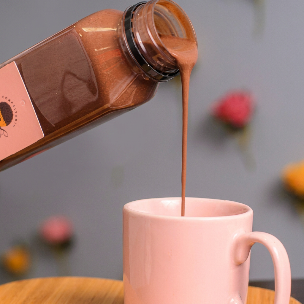Nosso chocolate quente feito com chocolate nobre bem cremoso e doce na medida certa. Garrafa com 300ml - Aprox. Rende 2 xícaras.