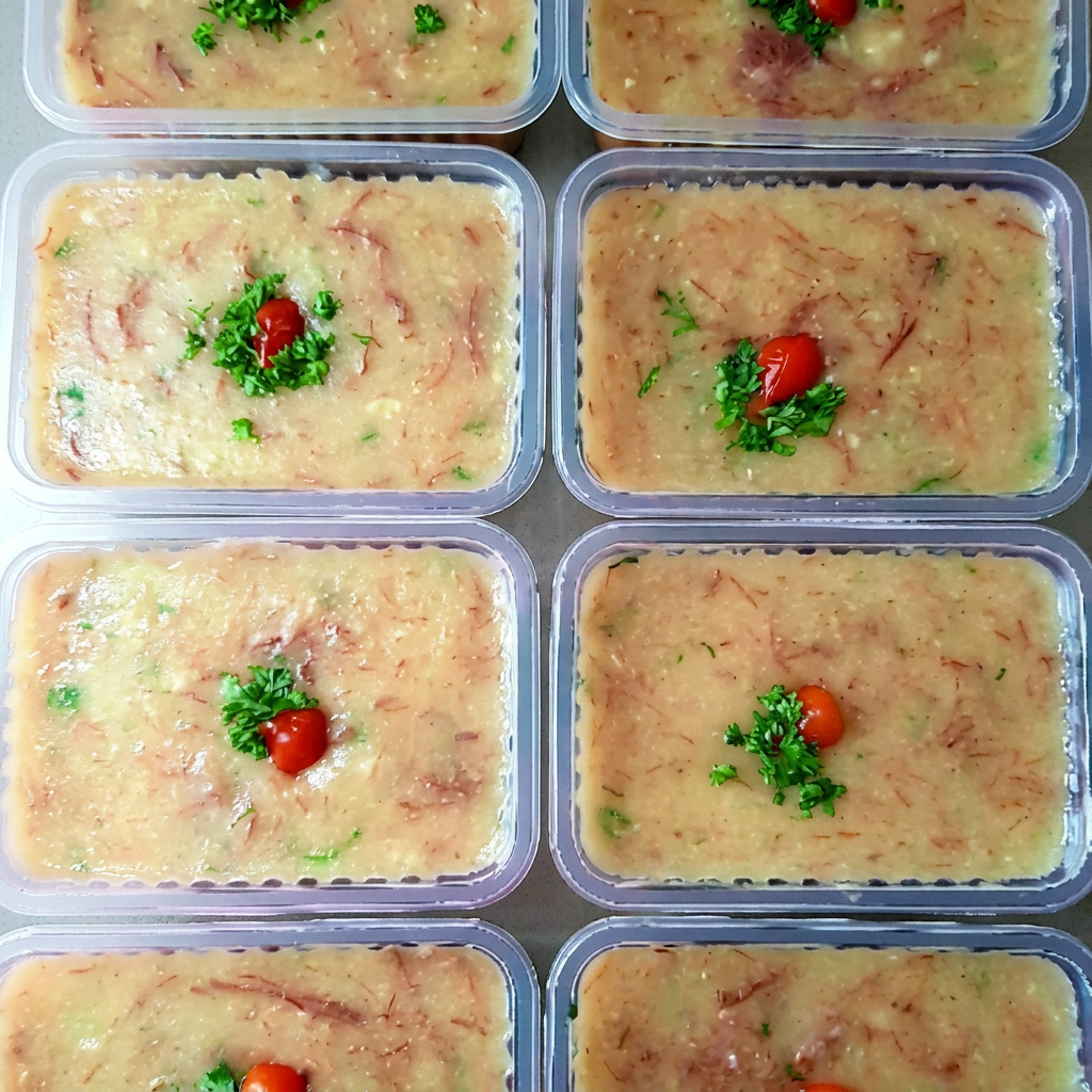 Deleite-se com o nosso Caldo de Mandioca com Carne Seca, uma saborosa especialidade de nossa categoria 'Caldos'. Este prato é um fascinante equilíbrio de sabores, apresentando a textura aveludada e o sabor terroso da mandioca, contrastando com a robustez salgada da carne seca desfiada. Tudo isso é elevado a um novo nível com a adição de torradinhas crocantes e queijo parmesão. Com uma generosa porção de 500g, esse caldo é aconchegante, satisfatório e verdadeiramente irresistível. Descubra o sabor autêntico e a riqueza desta criação culinária.