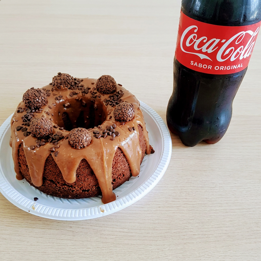 Um bolo de chocolate super fofinho com cobertura cremosa de chocolate serve até 4 pessoas serve em média 4 pessoas tem a opção coca cola zero 1/5