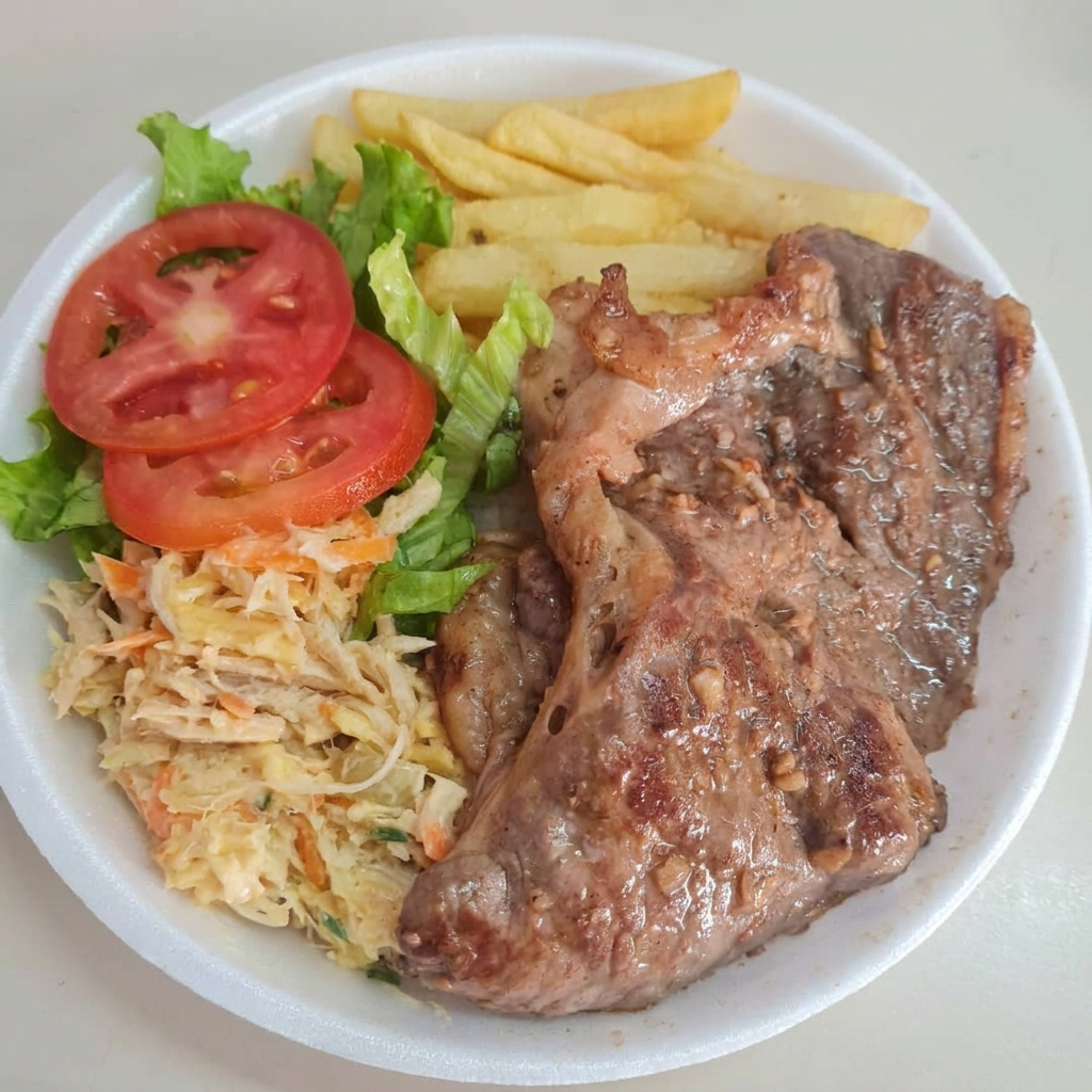 Arroz, feijão, farofa, macarrão, salada de alface com tomate e legumes