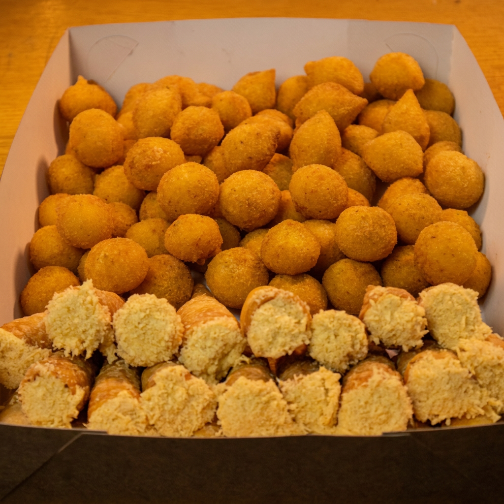 25 Coxinha de frango, 25 bolinha de queijo, 25 bolinha de carne e 25 canudinho de frango.