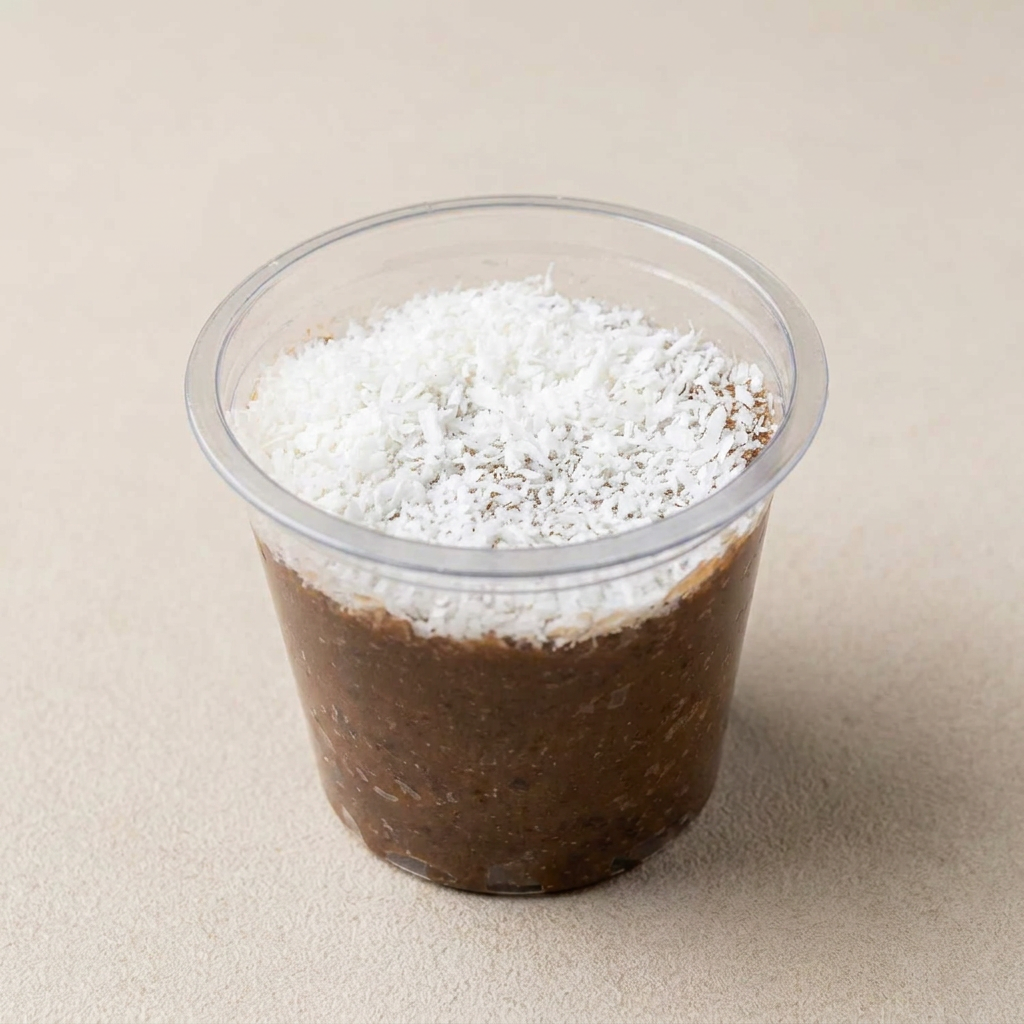Junho chegou e essa cocada nasceu pra trazer memória afetiva e doce na medida certa.
Feita com coco ralado, abraçado por leite de coco, adoçamos com açúcar mascavo – aquele sabor caramelado natural – e um toque de baunilha. Por cima, coco ralado.
É a sobremesa que aquece o peito e lembra que amor também se come com colher.
Sem glúten / Sem lactose / Contém açúcar.
Aproximadamente 60g.