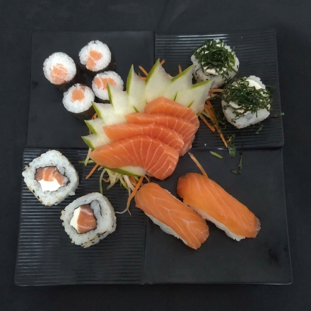 4 sashimis, 2 niguiris, 4 uramakis e 4 hossomakis.
acompanha shoyu e tarê