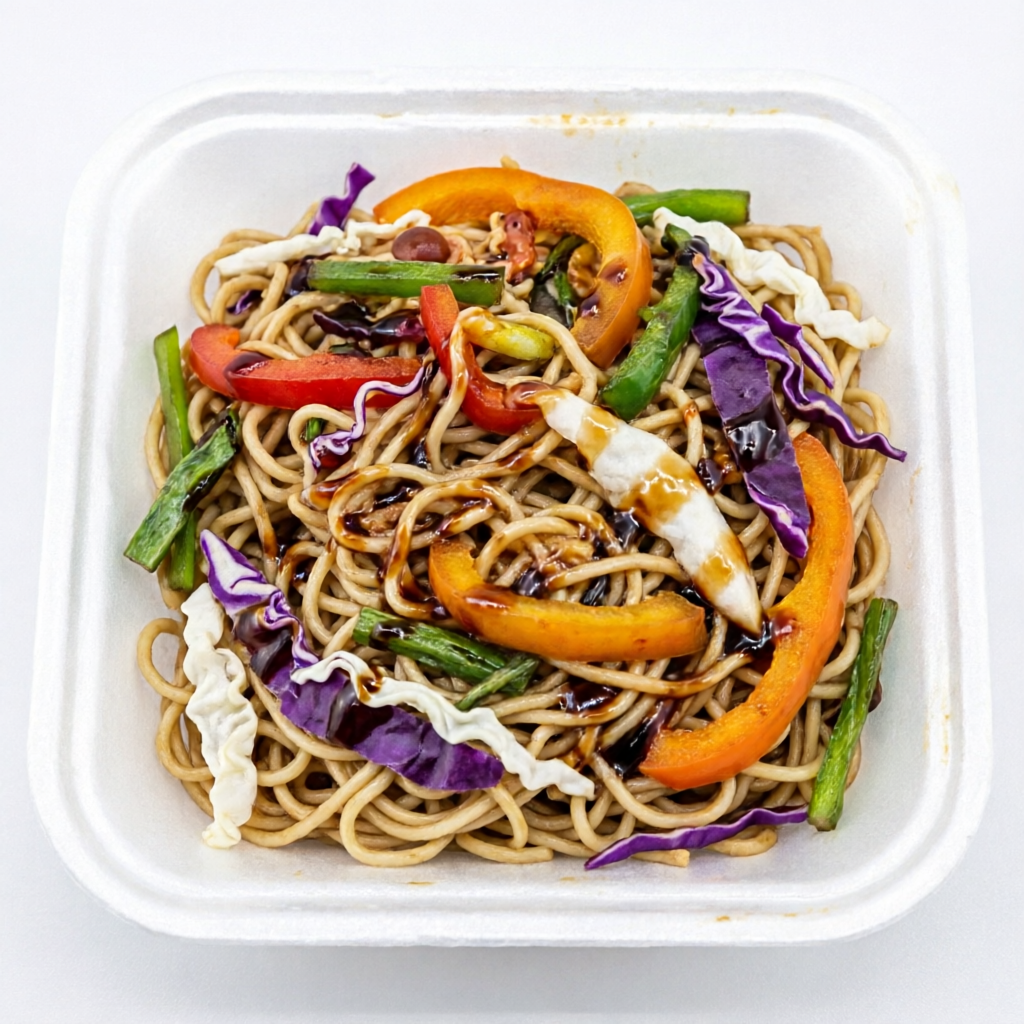Macarrão, ingredientes, pimentões, repolho roxo e branco, temperados com molhos shoyu e teriaki. 2 sabores à sua escolha.