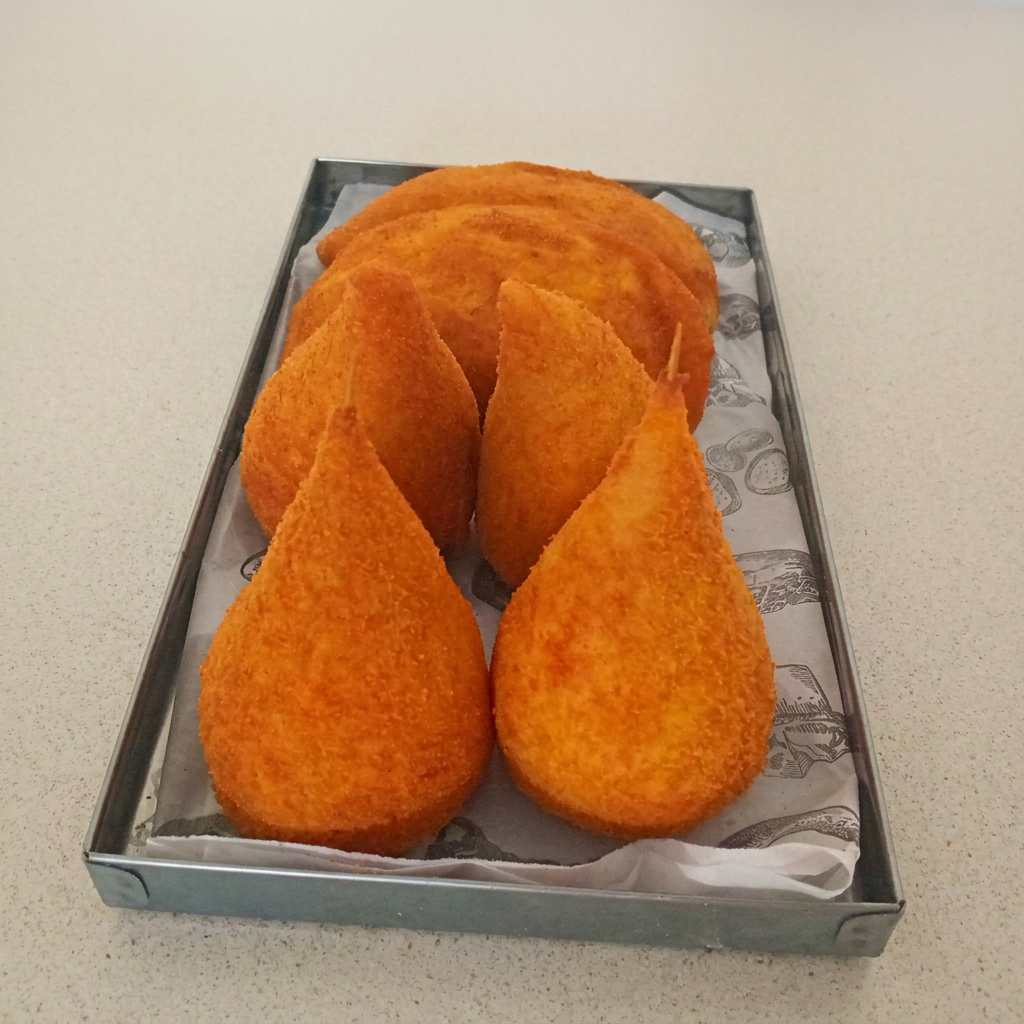 Coxinha de frango com catupiry, coxinha de frango, kibe de carne, kibe de queijo ou risoles de carne.