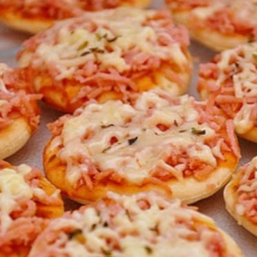 Bandeja com 12 unidades da nossa deliciosa mini pizza pré assada de presunto.