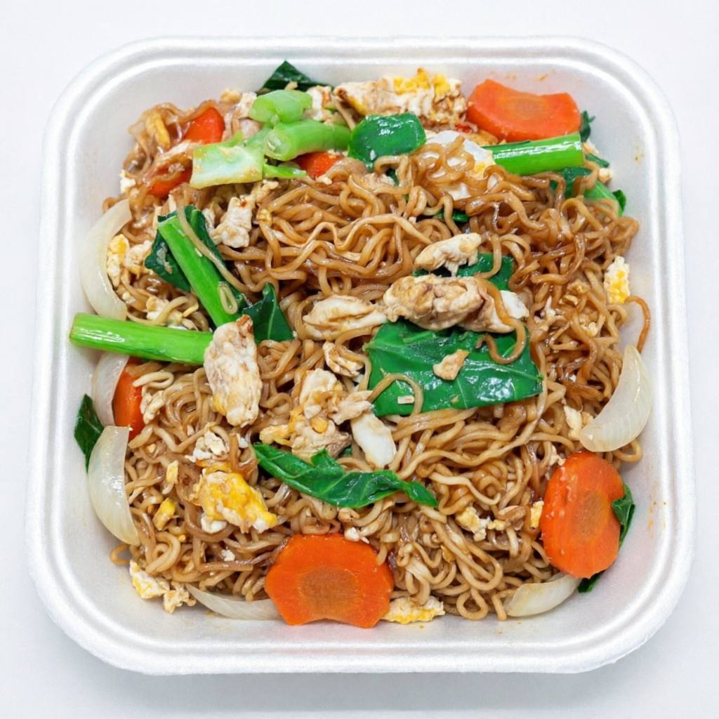 Macarrão instantâneo não é sem glúten. Salteado com ovo, couve chinesa (couve chinesa/kale asiático), cebola e cenoura. Um prato simples, saboroso e com aquele toque caseiro tailandês!