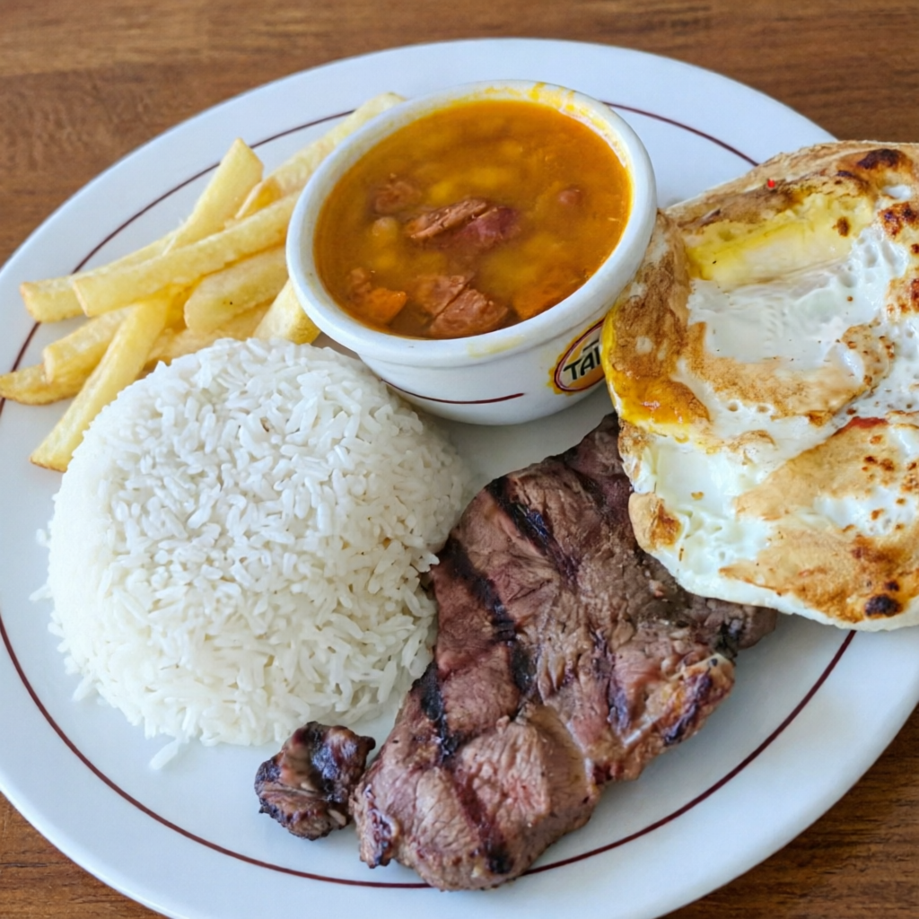 Arroz, feijão e fritas.