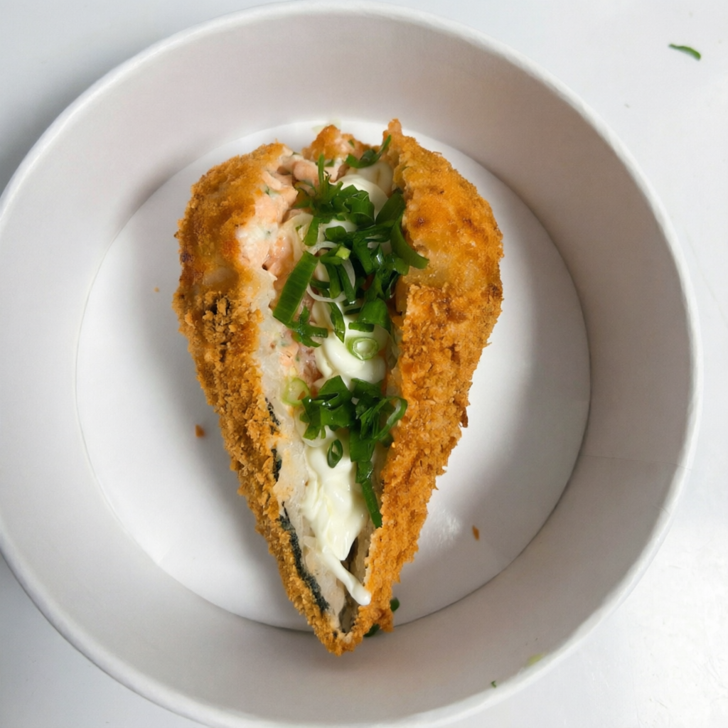 Um temaki irresistível, totalmente empanado e super crocante por fora! Você escolhe sua combinação favorita: cream cheese com cebolinha ou cream cheese com crispy de couve. Uma explosão de sabor e textura a cada mordida!