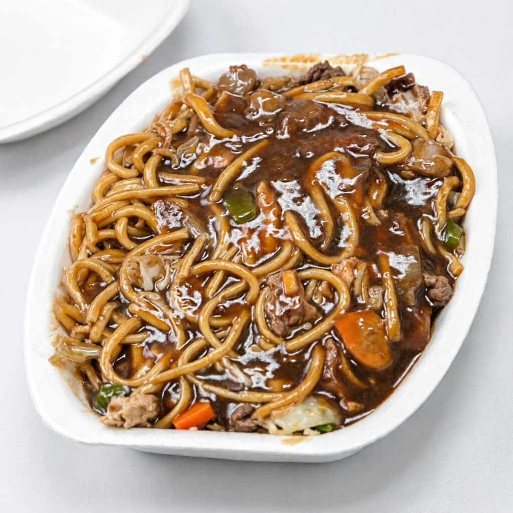 Delicioso macarrão chinês, cozido no molho shoyu light, com carne, frango e legumes.