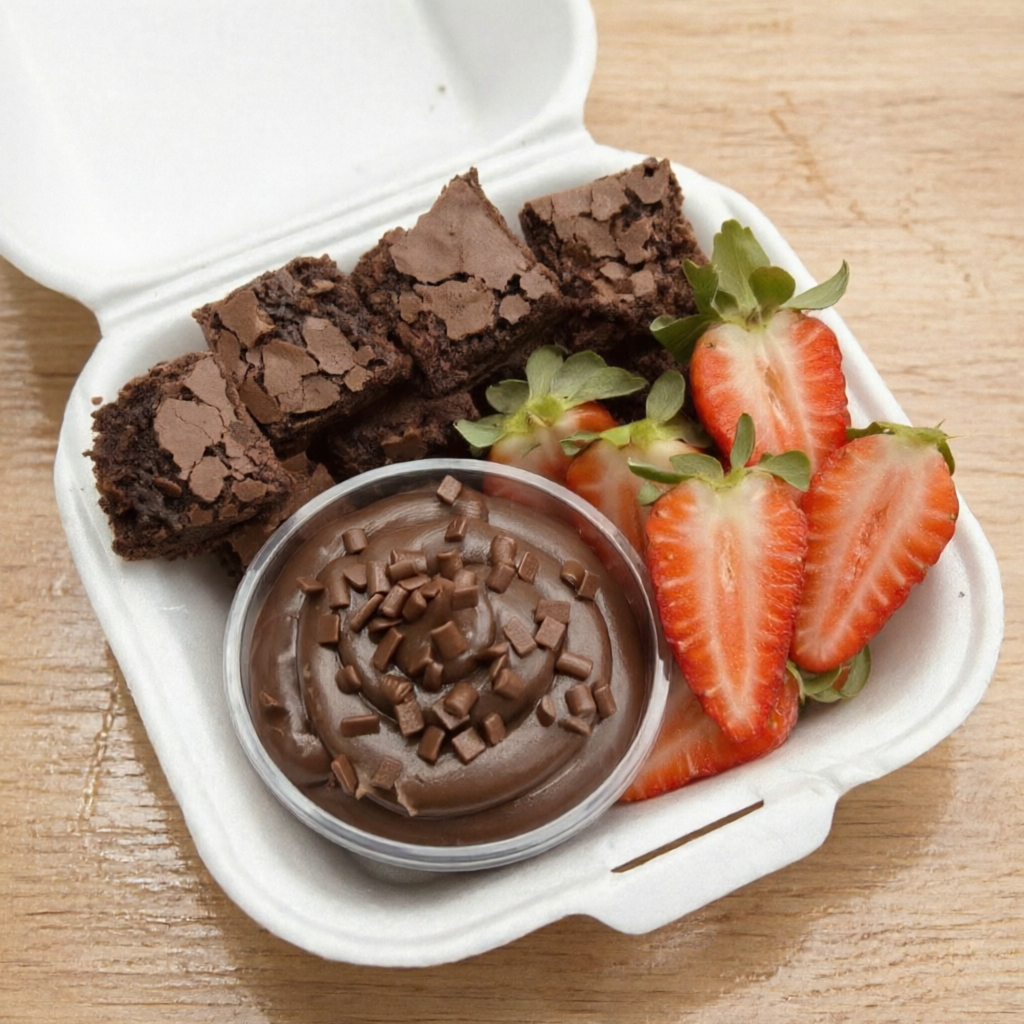 Delicioso fondue de chocolate ao leite acompanhado de morangos frescos e pedaços de brownie macio para mergulhar e aproveitar cada colherada! ✨