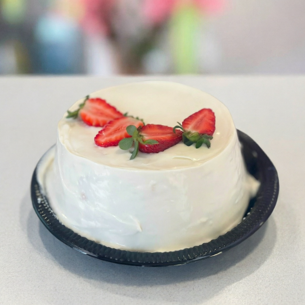 Bolo de baunilha com recheio de ninho com geleia de morango e morangos fresco