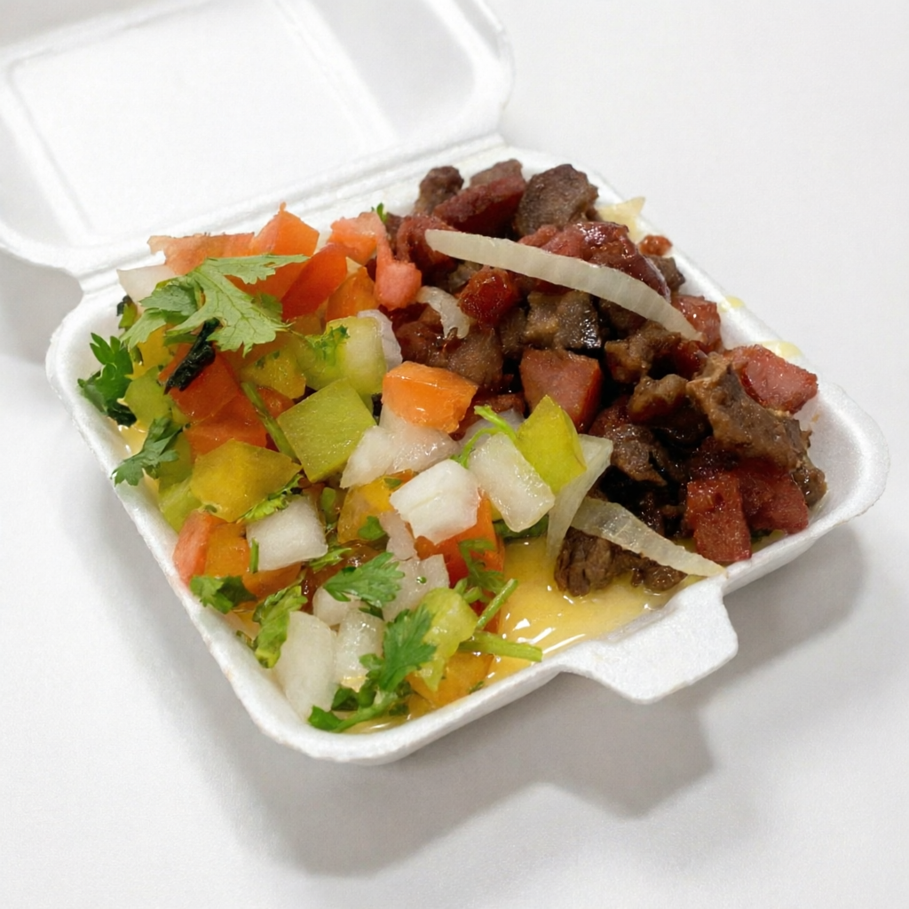 Pirão de aipim, carne, calabresa e salada.
