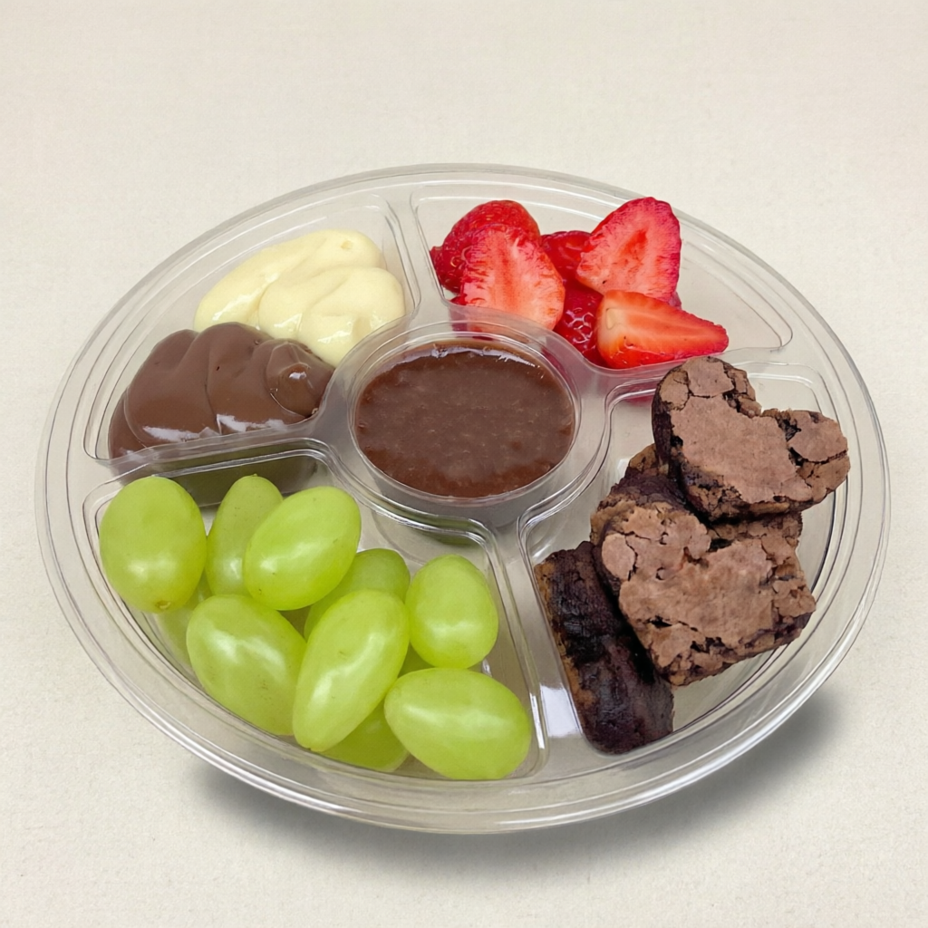 Uma combinação irresistível de brigadeiro de chocolate e brigadeiro branco, Ganache de chocolate blend, morangos frescos e uva Thompson, e claro nosso brownie tradicional em cubinhos.