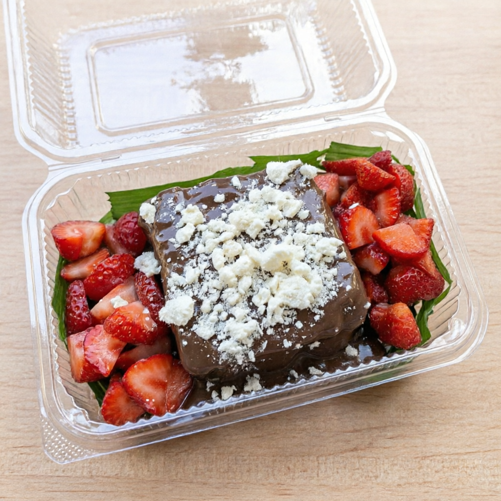 Brownie macio e molhadinho, recheado com o creme de sua preferência, coberto com ganache e granulado, acompanhado de morangos frescos. Uma explosão de sabor que une o melhor do chocolate com o toque leve e azedinho da fruta.
