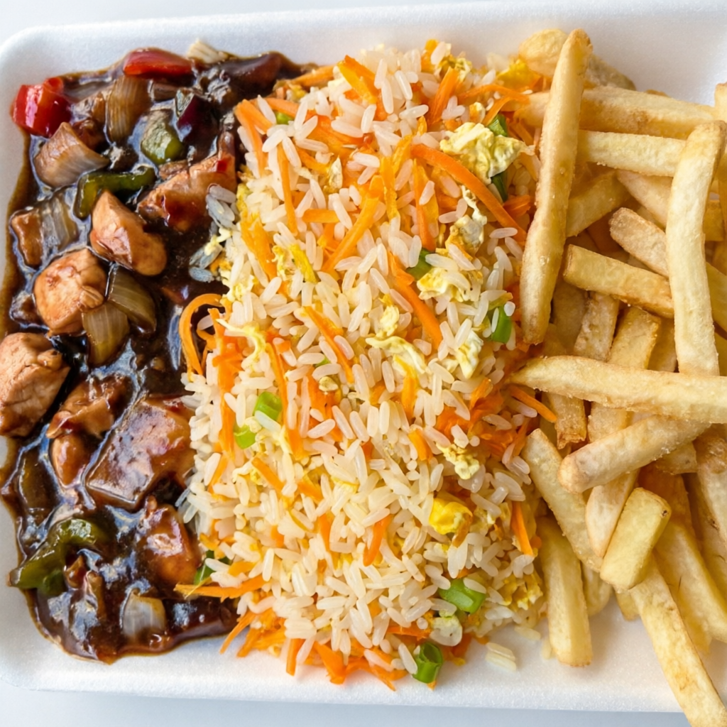 Cubos de frango com pimentão e cebola, acompanhado de delicioso arroz chop suey e batata frita.