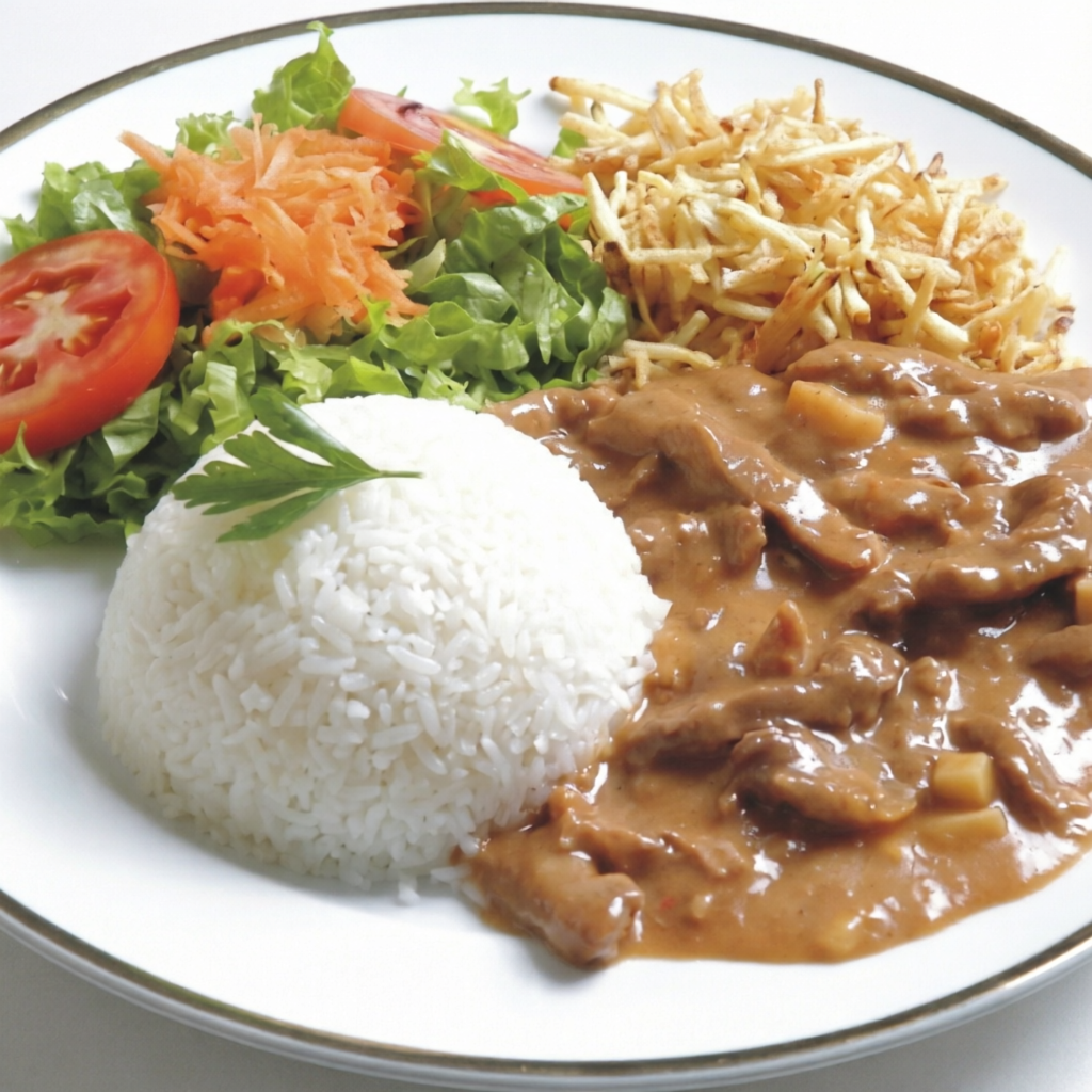 Strogonoff de Carne Cremoso, Preparado com Molho Encorpado, Servido com Arroz Branco, Batata Frita Crocante e Salada Fresca.