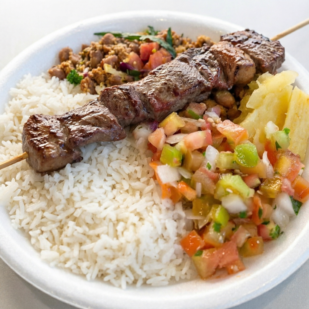 Deliciosa jantinha completa com arroz feijao tropeiro mandioca e vinagrete + espeto de alcatra ,no ponto certo 😋 , macio e suculento 🤤